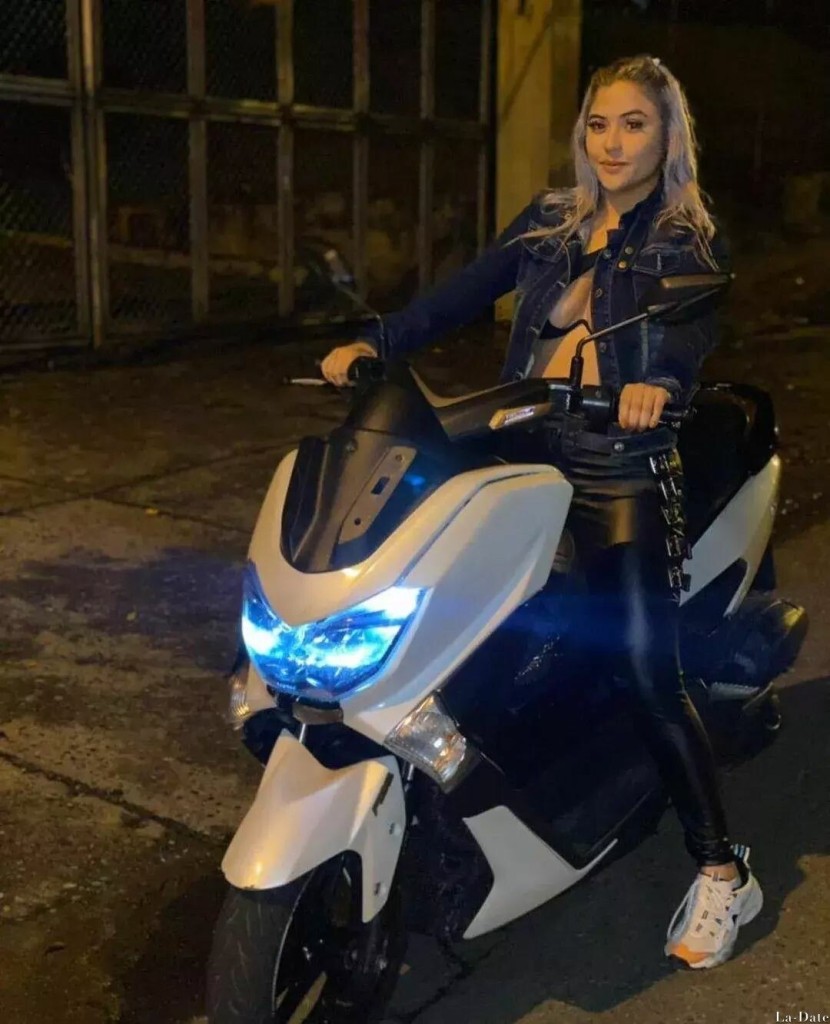 Claudia, 24
