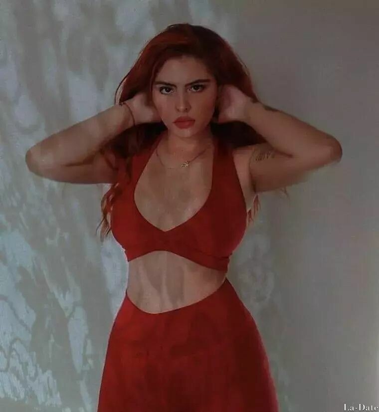 Daniela, 27