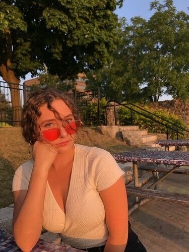 Monique, 22