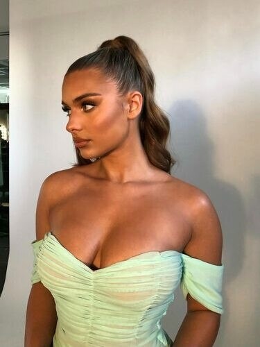 Azura, 23